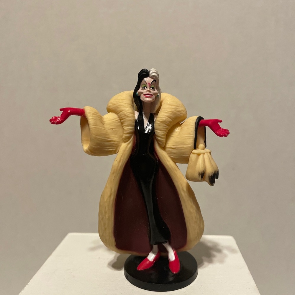 DISNEY CRUELLA DE VIL Darling FROM 101 DALMATIANS PVC FIGURE CAKE TOPPER 51